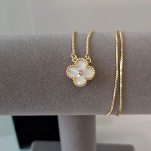 Mother of pearl four leafs flower necklace